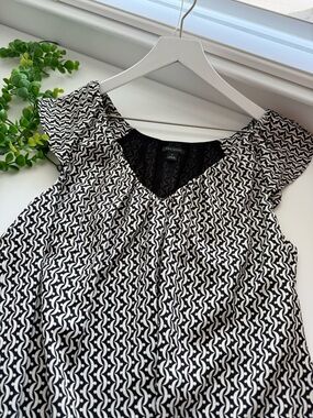 Ann Taylor Black & White Geometric Flutter-Sleeve Tunic Top Medium